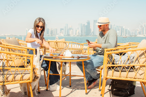 Foto Close up Man and woman sitting in outdoor cafe Doha Corniche