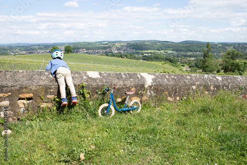 Foto enfant turbulant essayant de grimper sur un mur