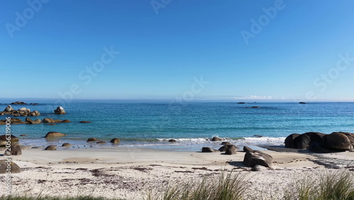 Der Plage de Boutrouilles fasziniert mit seinem puderweißen Sandstrand, kristallklarem, türkisfarbenem Wasser und den für die bretonische Küste typischen, markanten Granitfelsformationen.