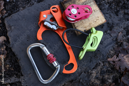 Fotografi Top view flat lay of professional colorful climbing gear setup on dark textured