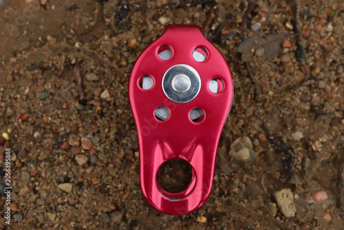 Canvastavla Top view flat lay of professional bright red aluminum rock climbing pulley block