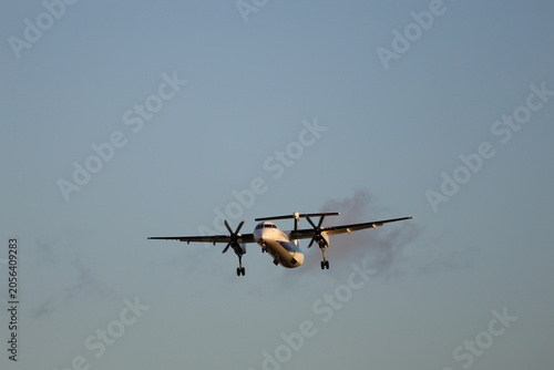 夕方の大阪・伊丹空港に着陸するプロペラ機