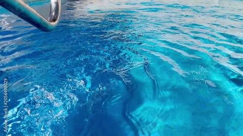 Piscina con agua en movimiento