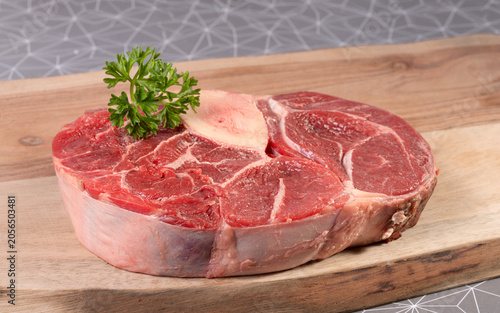 morceau de jarret boeuf cru avec os à moelle