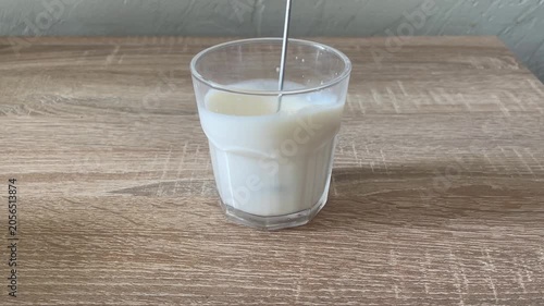 metal milk frother buzzes when mixing milk