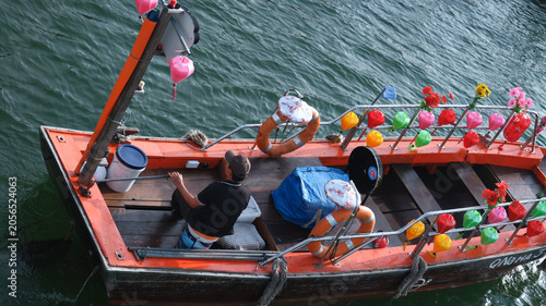 Fotografía A Passenger Boat Navigating The River In Hoi An