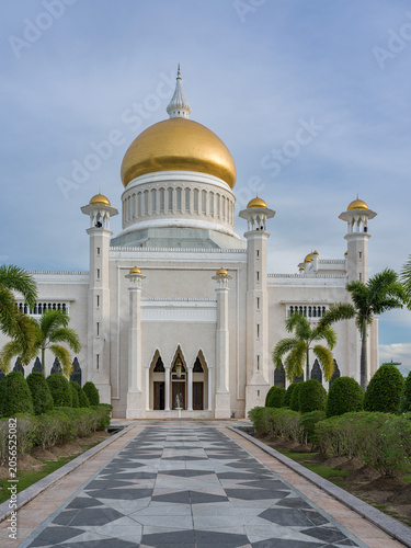 фотографія The Omar Ali Saifuddien Mosque is situated in Bandar Seri Begawan