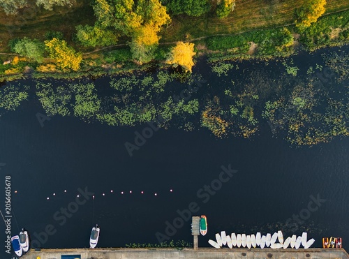 Foto Top down aerial view of a river pier with rowboats at sunset