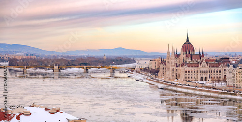 Obraz na plátně Wide winter panorama of Hungarian Parliament Building and Margaret Bridge over t