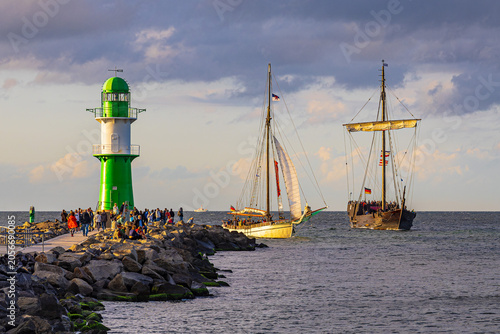 Fotografía Molenturm und Segelschiffe auf der Ostsee in Warnemünde während der Hanse Sail i