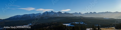 Foto Majestic Tatra mountains landscape covered with snow in winter
