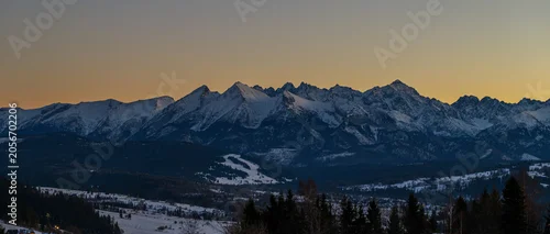 Panel kuchenny z motywem Majestic Tatra mountains landscape covered with snow in winter. Panoramic view of snowy rocky peaks against blue sky