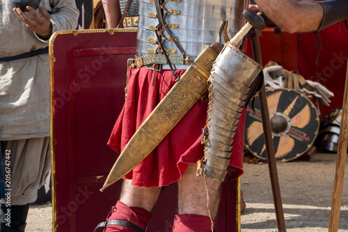 Cuadro en lienzo unrecognizable roman centurion with armor, shield and sword on ancient rome reen