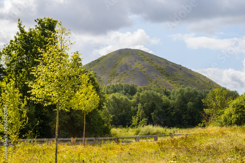 Terril du bassin minier des Hauts-de-France. Site inscrit au patrimoine mondial de l'UNESCO. Colline artificielle formée par l'accumulation de déchets miniers issus de l'exploitation minière en France