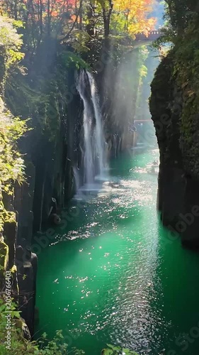 光輝く真名井の滝と紅葉　高千穂峡