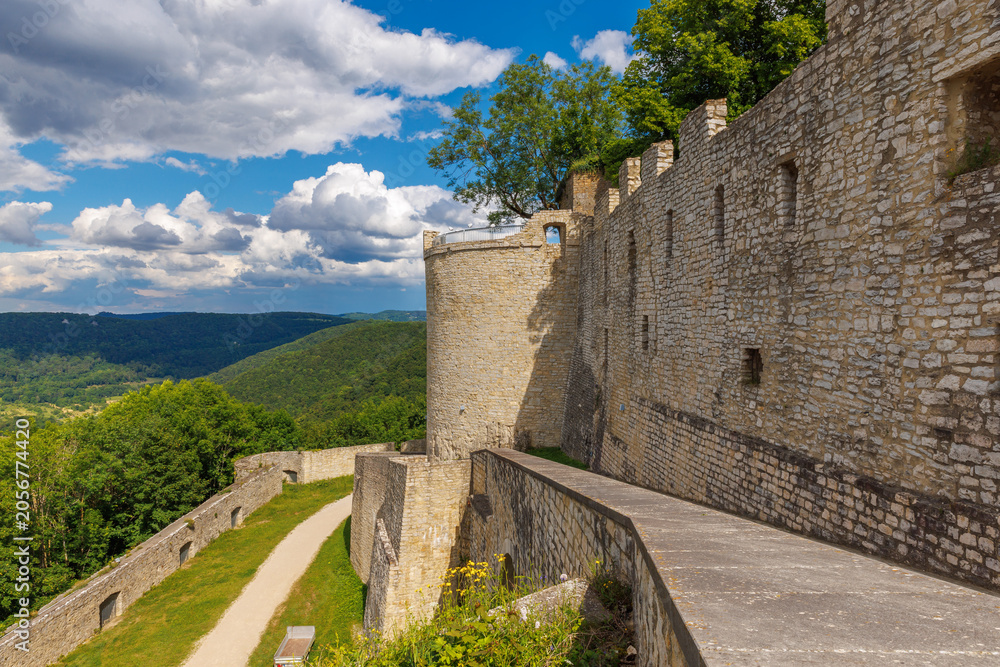 Obraz premium Hohenneuffen Castle in the summer light of Swabia