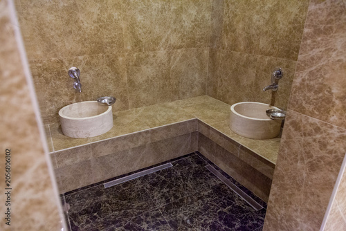 Foto Exclusive private hammam room designed for personalized wellness experiences, featuring marble surfaces, warm lighting and traditional Turkish bath architecture