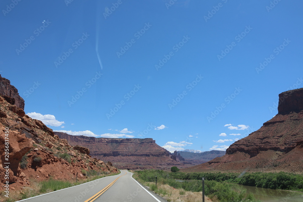 Obraz premium scenic road winding through desert canyons and mountains (8)