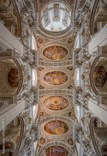 Innenansichten einer Barockkirche 
