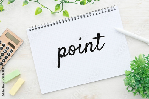 ノートに書かれたPOINTの文字と文房具イメージ