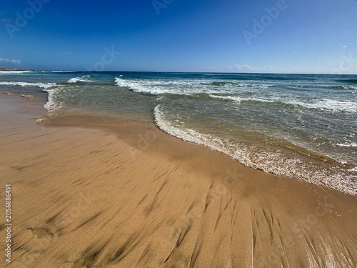 türkisblaues Wasser des Atlantik trifft auf den feinen Sandstrand in Jandia, Fuerteventura