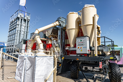 Foto A mobile concrete batching plant mounted on a trailer sits on a sunny construction site with blue sky