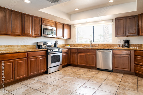Quadro su tela Large open kitchen, wood cabinets, granite countertops, stainless appliances