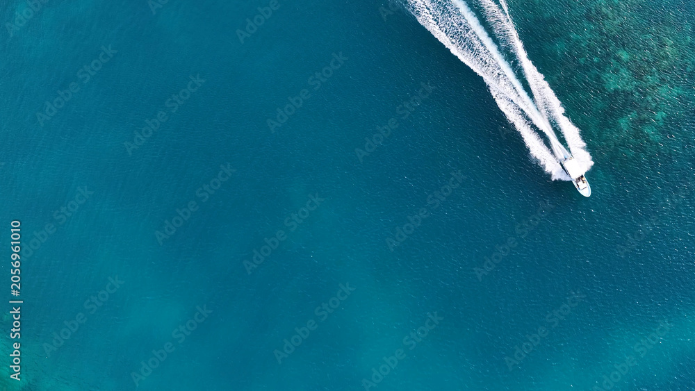 Obraz premium Overhead Drone View of Speedboat Cruising Through Turquoise Palau Waters