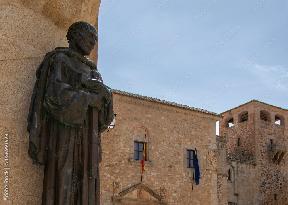 Fototapeta premium Statue in historic square of Caceres, spain