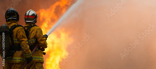 Foto Firefighters tackling a large intense blazing fire outdoors