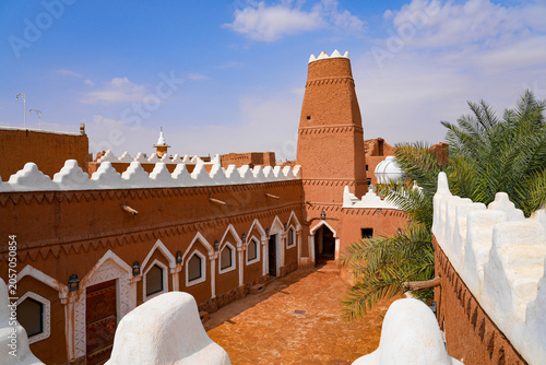 Tableau sur toile The traditional mud brick courtyard of Al-Faylaqia Mosque with white crenellatio