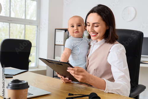 Working mother balancing pr...