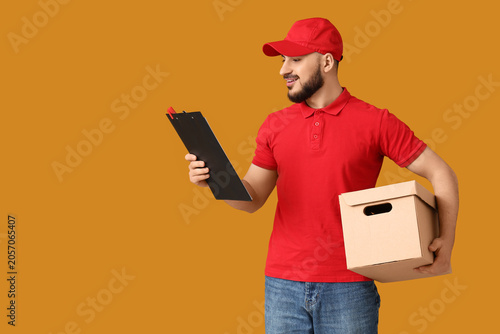 Smiling delivery man in red...