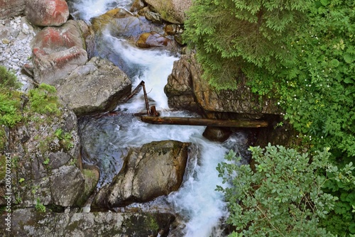 Bach in der Hohen Tatra von der Brücke