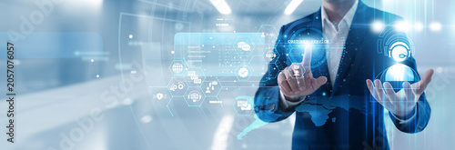 Foto Support agent hand touching customer service portal to resolve inquiries, provide technical assistance and ensure a positive user experience through efficient communication channels always