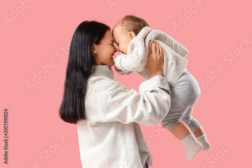 Young mother holding her li...
