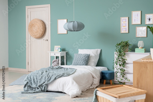 Modern minimalist bedroom i...