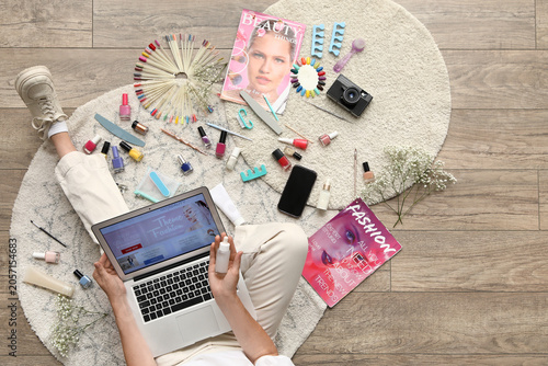 Woman shopping online for b...