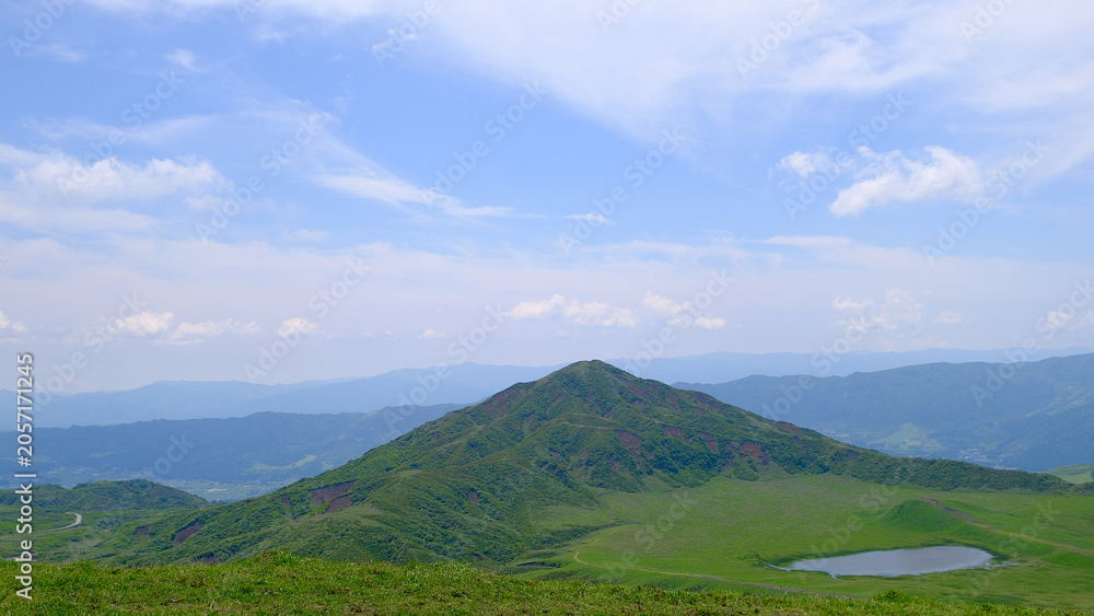 Fototapeta premium 杵島岳山頂から眺める草千里と烏帽子岳の風景