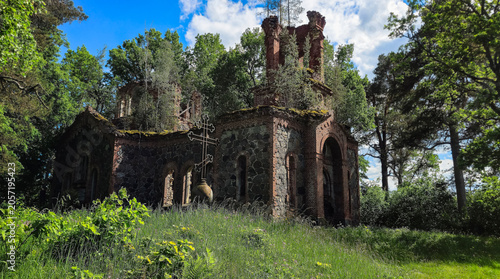 Foto Nature Reclaims the Forgotten Stone Sanctuary