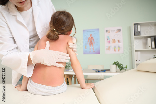 Female osteopath working wi...