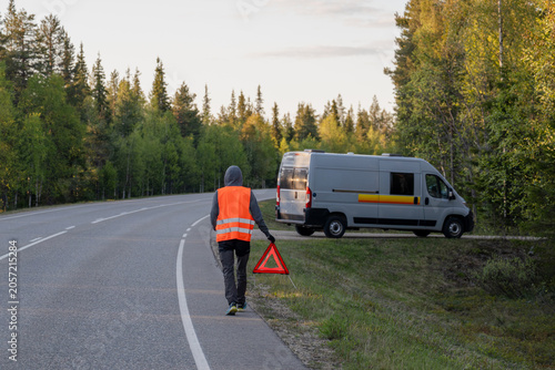 Quadro em tela Person with warning triangle and broken down van