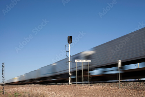 Foto Freight train speeds past East Seligman sign