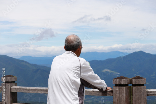 山を眺めるシニア男性　後ろ姿