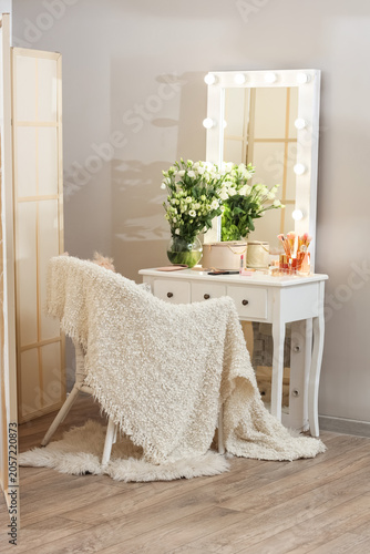 Decorative cosmetics and va...