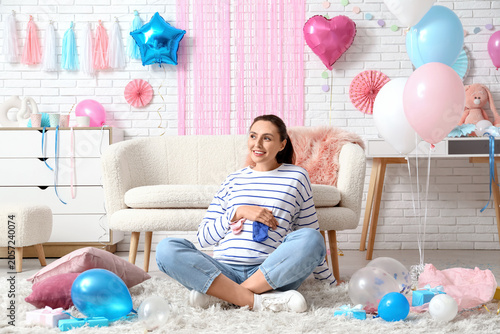 Beautiful pregnant happy wo...