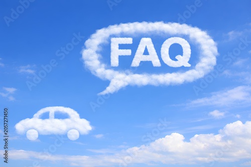 青い空に浮かぶFAQの吹き出し雲と車の雲が疑問を解決するサポートイメージ
