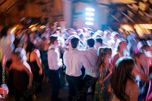 Fotografía Energetic Blurred Party Crowd Dancing Indoors