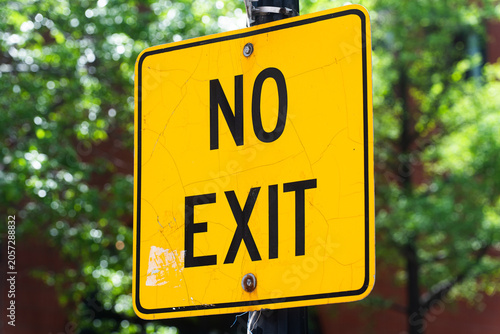 Fotografía Toronto, Canada - May 26, 2026: Bright Yellow No Exit Street Sign with Green Fol