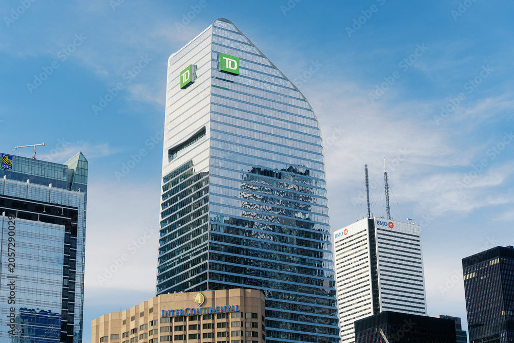 Naklejka premium Toronto Canada - May 26 2026: Modern Glass Skyscrapers and Financial District Skyline